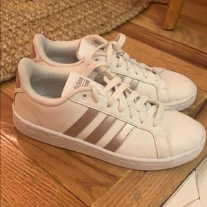 Adidas with pink stripe size us 6, uk 4.5, fr 37.5